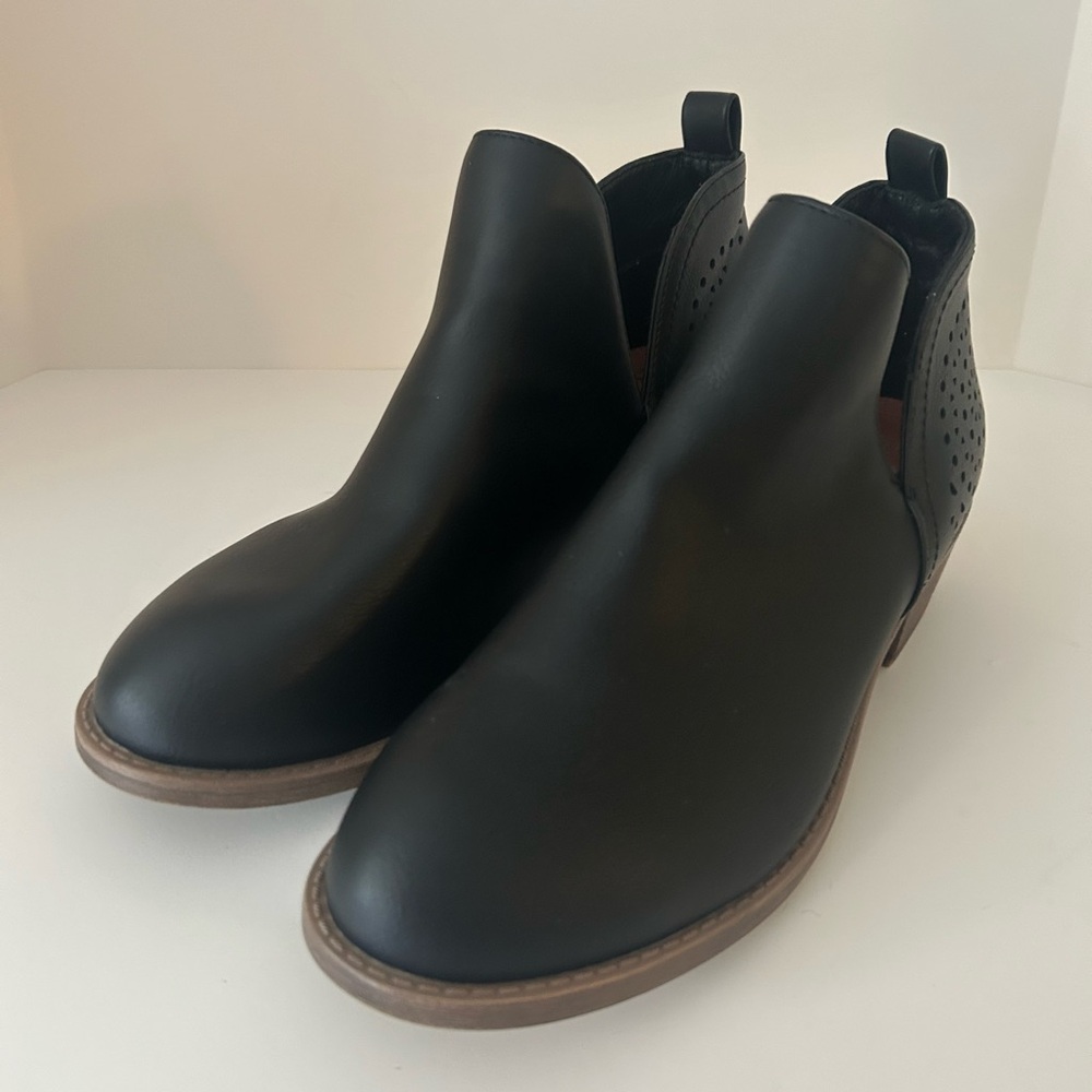 Vepose black bootie size 8. Like new. Western cutout perforated vegan leather.